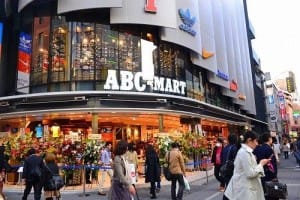 人気のスニーカーを徹底的に履き比べてサイズを確かめてきた【池袋編】